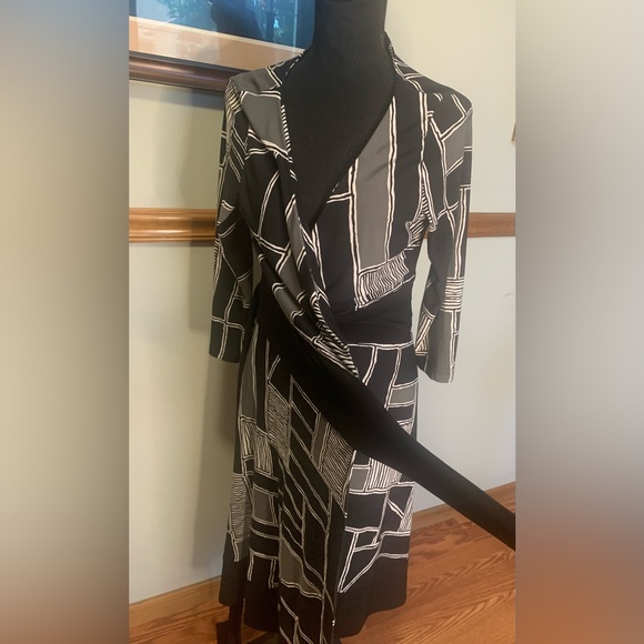 Jones New York Black, gray and white graphic Print.
Wraparound Dress size 8 - Picture 5 of 9